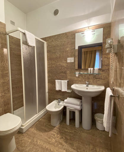Bathroom 5, Hotel Kristall, Milano