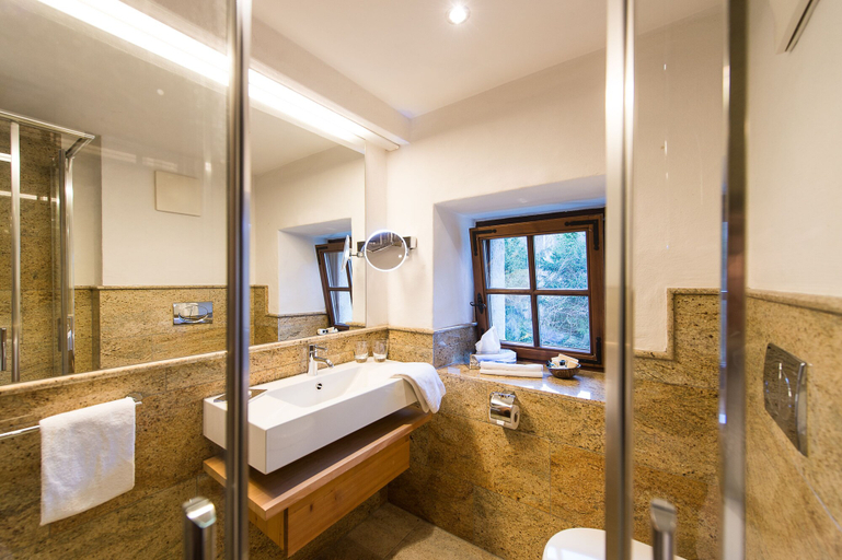 Bathroom 4, Schloss Prielau Hotel & Restaurants, Zell am See