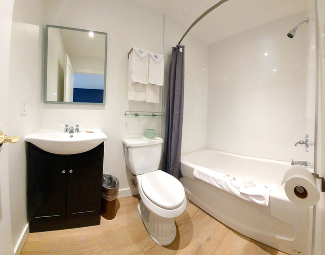 Bathroom 4, Cloud 9 Inn, Division No. 13