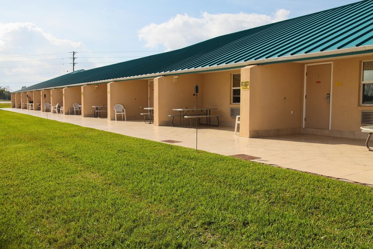 Exterior & Views 2, Lake Grassy Inn & Suites, Highlands