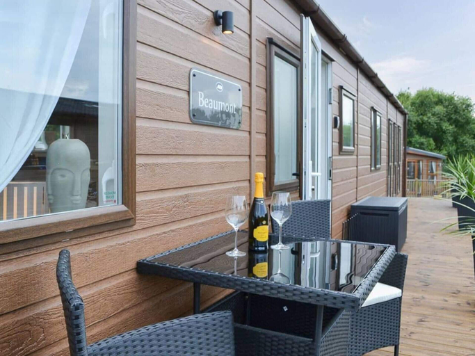 Others 4, Boutique Lodge With hot tub Sleeps 6, East Riding of Yorkshire