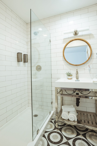 Bathroom 5, The Belmont Shore Inn, Los Angeles