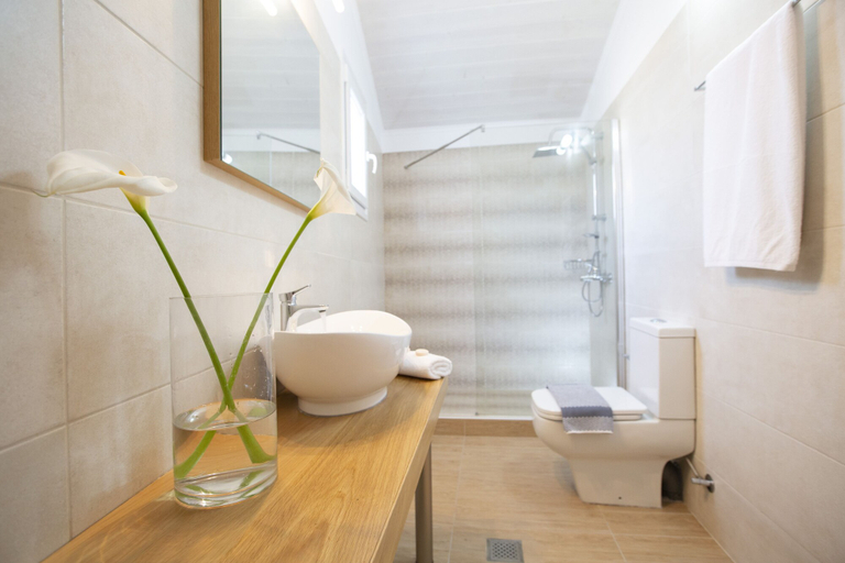 Bathroom 3, Captain Nick, Ionian Islands