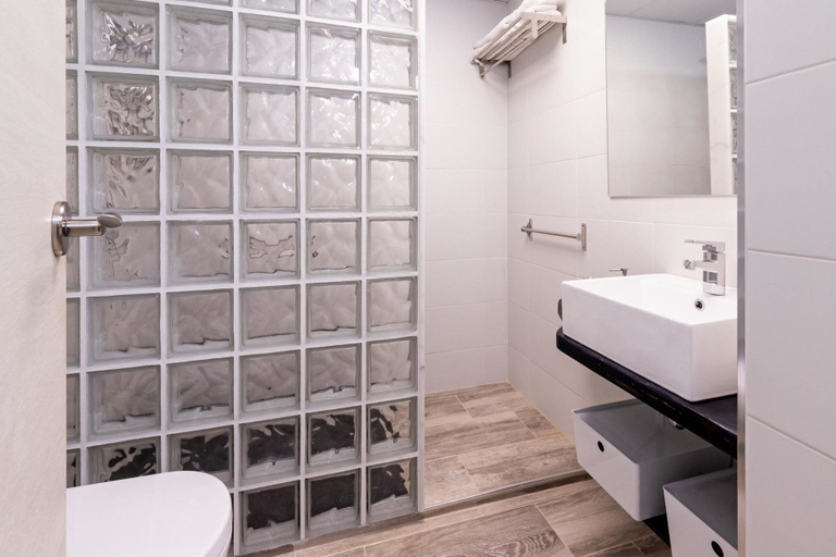 Bathroom 4, Benal Beach 121 - Modern First Line Beach 2BR Apartment in Benal Beach Resort., Málaga