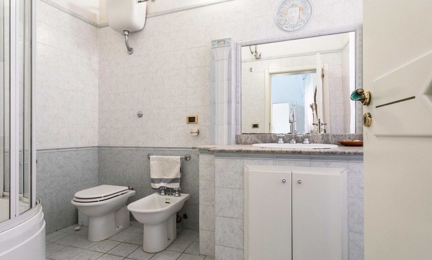 Bathroom 5, Palazzo Raheli, Lecce
