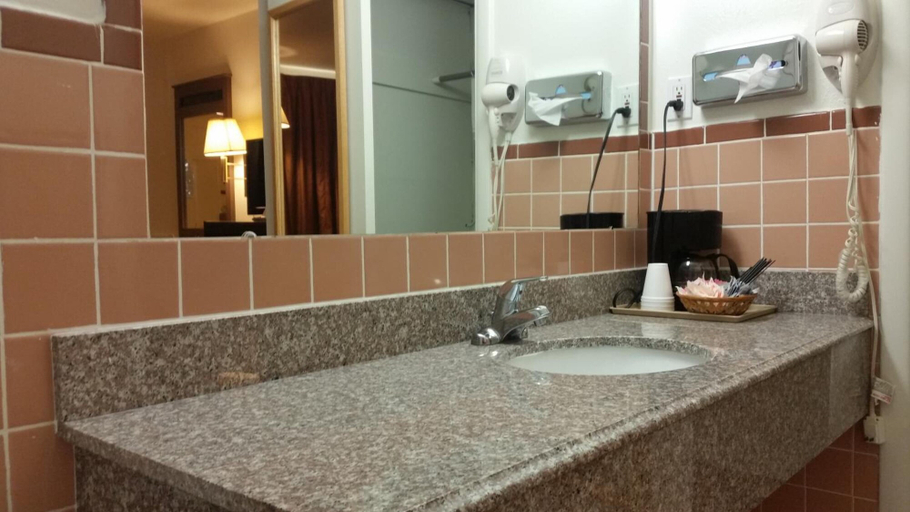 Bathroom 5, American Inn of Liberal, Seward