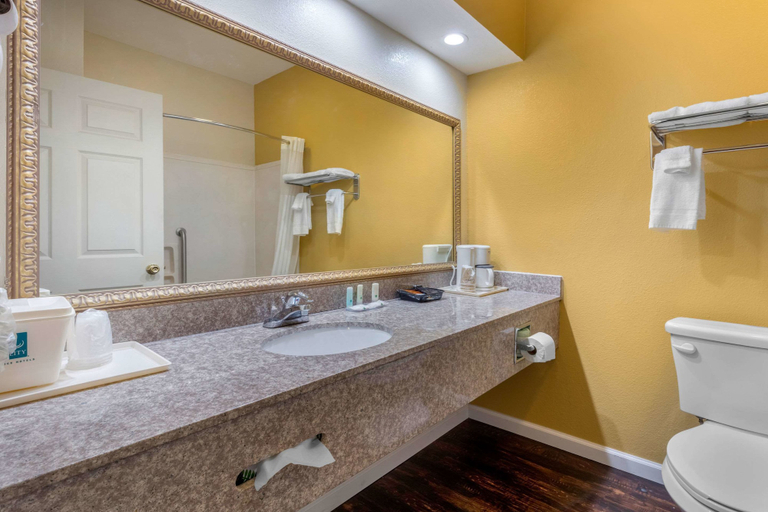 Bathroom 3, Quality Inn West Memphis I-40, Crittenden