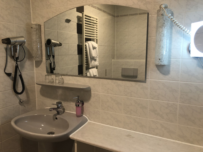 Bathroom 5, Landhotel Gasthof Zur Krone, Miltenberg