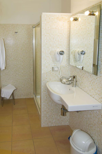 Bathroom 5, Hotel Miami, Teramo