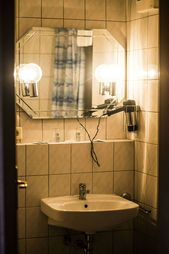 Bathroom 5, Hotel Stadt Peine, Peine