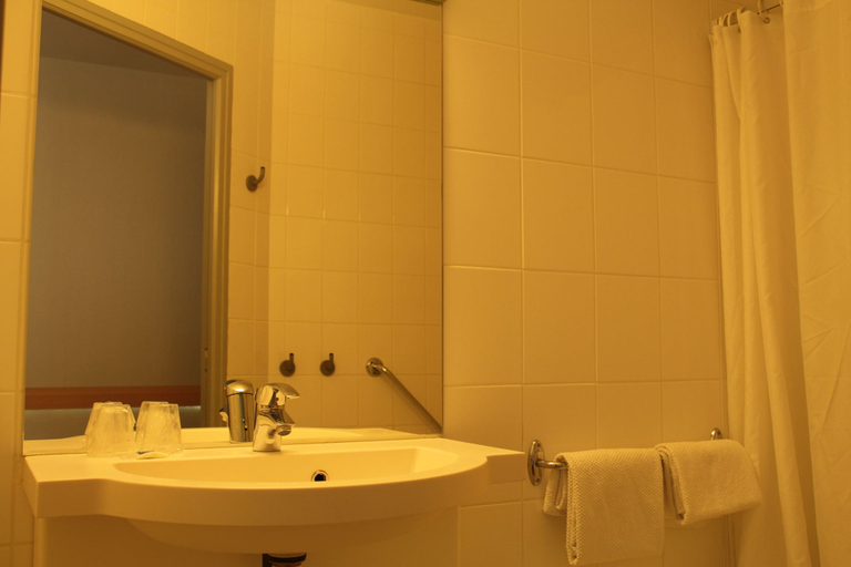 Bathroom 4, ibis budget Laval, Mayenne