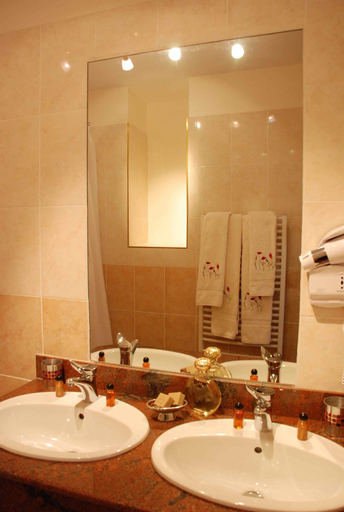 Bathroom 5, Hotel Le Concorde, Bouches-du-Rhône