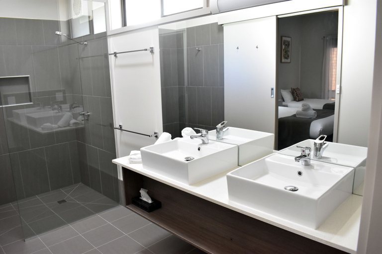 Bathroom 4, River Motel, Wakool