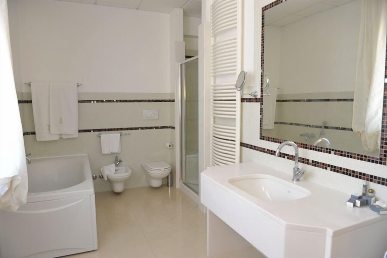 Bathroom 4, Hotel Svevo, Bari