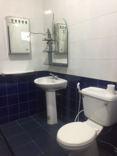 Bathroom 4, Resident View Homestay, K.F.G. & G. Korale
