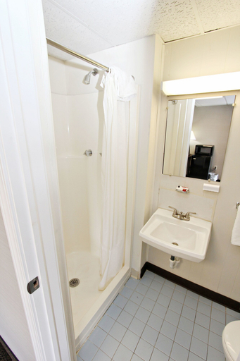 Bathroom 4, Knights Inn Pine Grove, Schuylkill