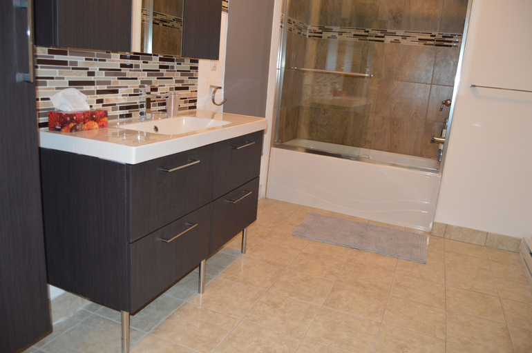 Bathroom 5, The Rock apartment - mtlFlats, Montréal