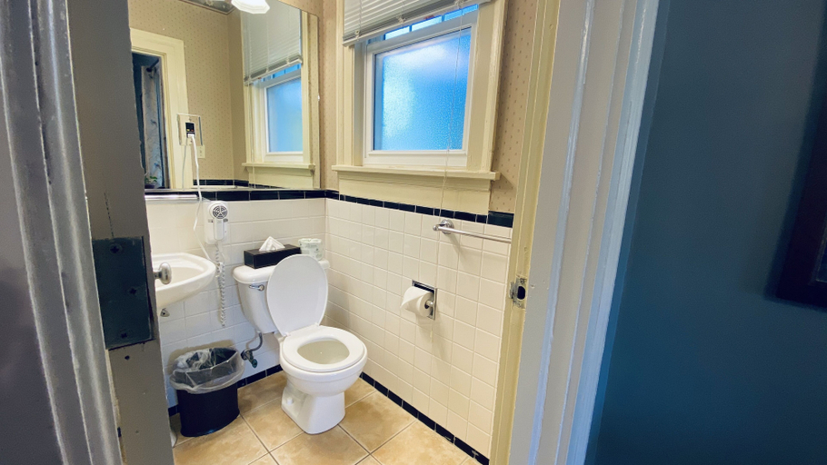 Bathroom 3, The Shawnee Inn And Golf Resort, Monroe
