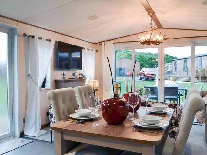 Others 5, Boutique Lodge With hot tub Sleeps 6, East Riding of Yorkshire