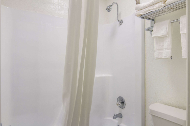 Bathroom 4, Rodeway Inn Nashville, Howard