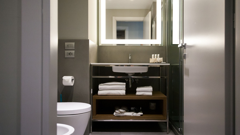 Bathroom 4, G Hotel Pescara, Pescara