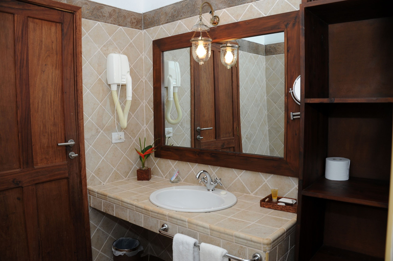 Bathroom 4, Dongwe Club, Kusini