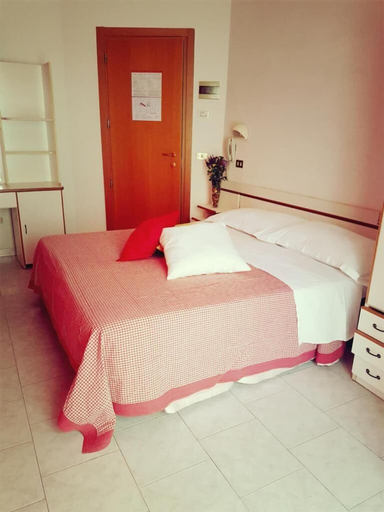 Bedroom 4, Hotel Giannella, Rimini