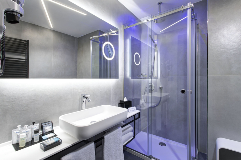 Bathroom 5, iQ Hotel Milano, Milano
