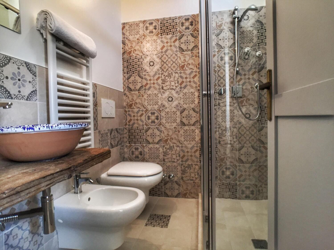 Bathroom 4, Cece Nove, Bari