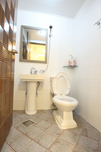 Bathroom 5, Eunhaengro 86.2, Jeonju