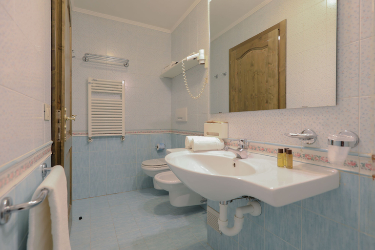 Bathroom, Hotel Perla, Trento