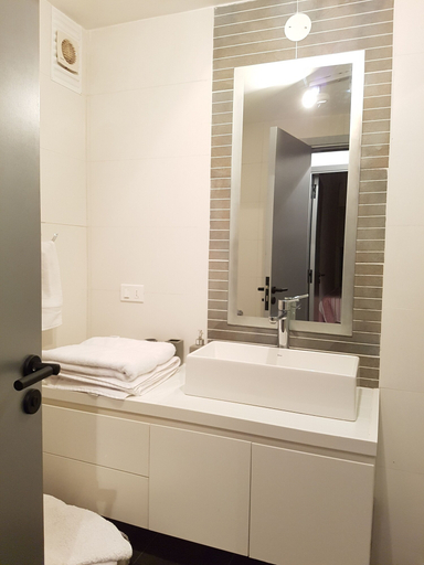 Bathroom 3, Torre Francia, n.a351