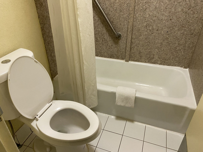 Bathroom 3, Quality Inn Elizabeth City near University, Pasquotank