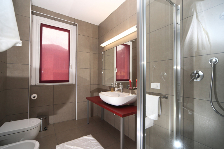 Bathroom 4, Golfo Gabella, Varese