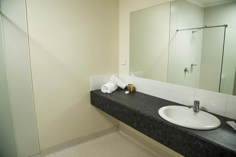 Bathroom 3, Heyfield Railway Hotel, Wellington - Maffra