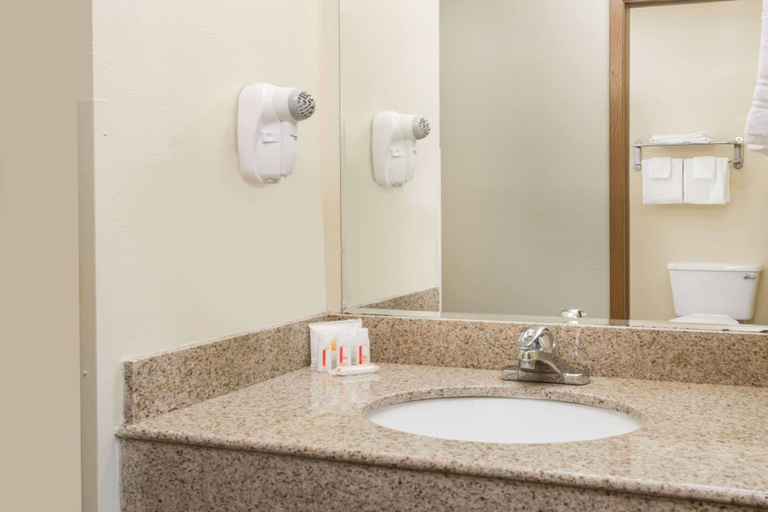 Bathroom 4, Days Inn by Wyndham Colby, Thomas