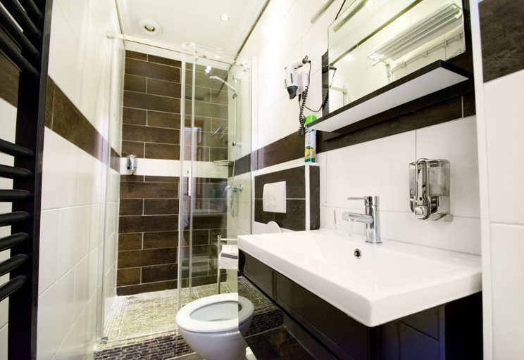 Bathroom 5, C&S Hotel, Pinneberg