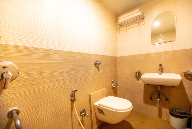 Bathroom 5, Hotel Apex International, Mumbai Suburban