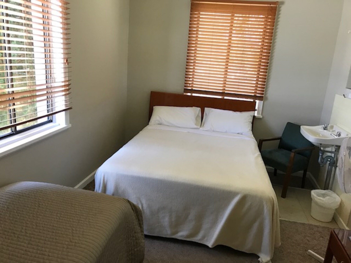 Bedroom 3, Lakes and Ocean Hotel Forster, Great Lakes