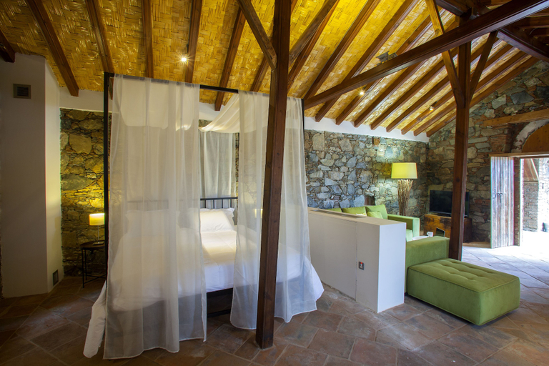 Bedroom 3, Lyhnos