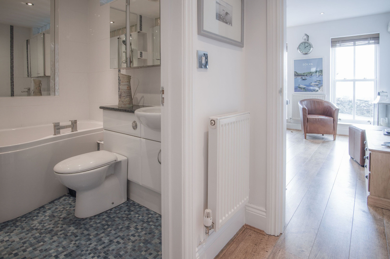 Bathroom 4, Goscar Court - 1 Bedroom Apartment - Tenby, Pembrokeshire