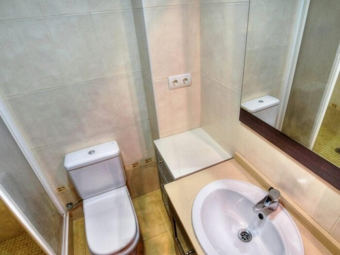 Bathroom 4, Piso Batet, Girona