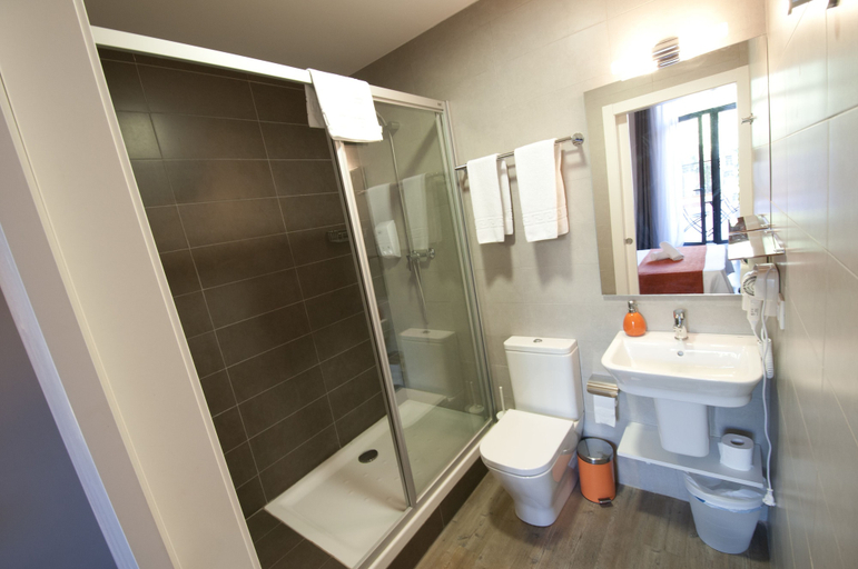 Bathroom 3, Hostal Live Barcelona, Barcelona