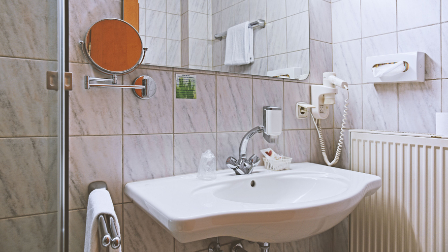 Bathroom 5, Hotel Goldinger, Kaiserslautern