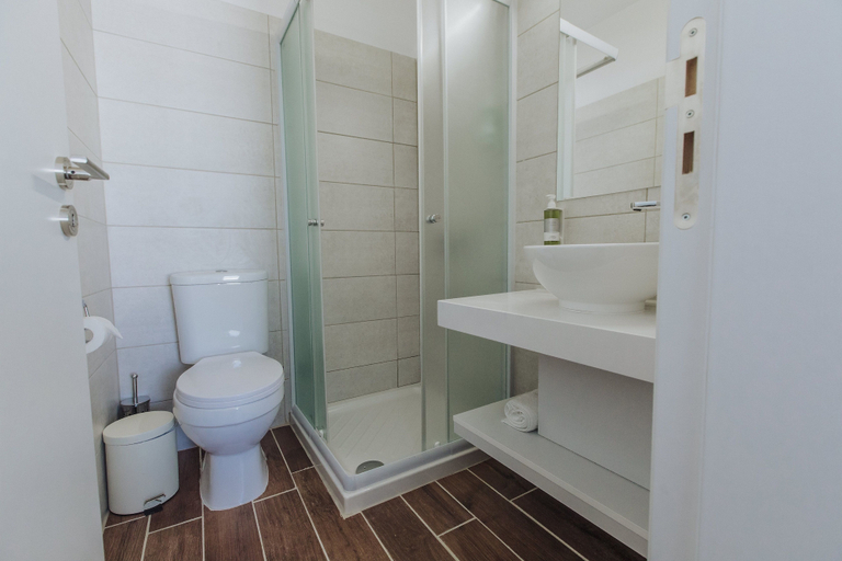 Bathroom 4, River View Boutique