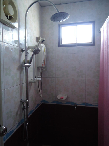 Bathroom 4, Phadaeng Hotel, Muang Ubon Ratchatani