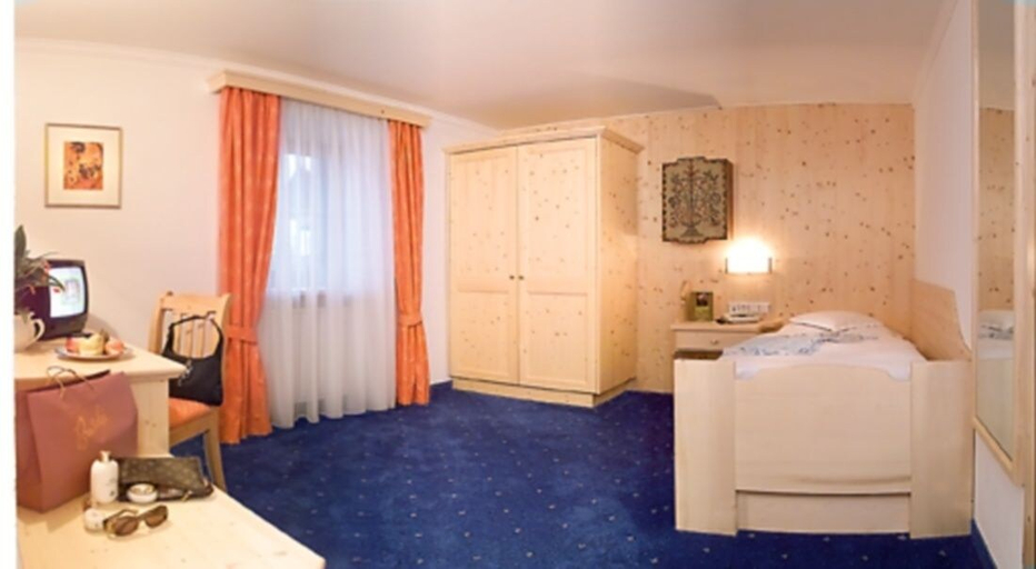 Bedroom 3, Romantik Hotel Post Weisses Rössl, Bolzano