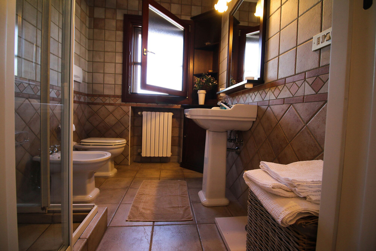Bathroom 4, Villa Mangini, Bari