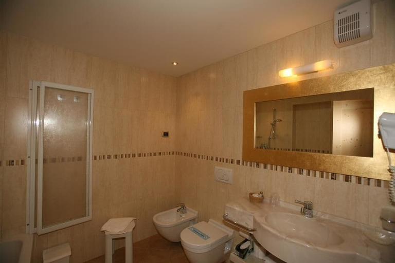 Bathroom 5, Hotel Cristina, Trento