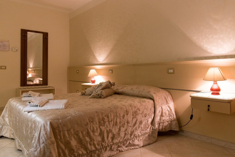 Bedroom 2, Elia Hotel, Salerno
